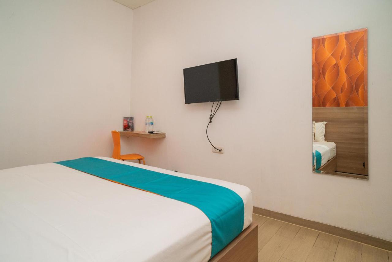 Sans Hotel Kupang Indah Surabaya By Reddoorz Zewnętrze zdjęcie